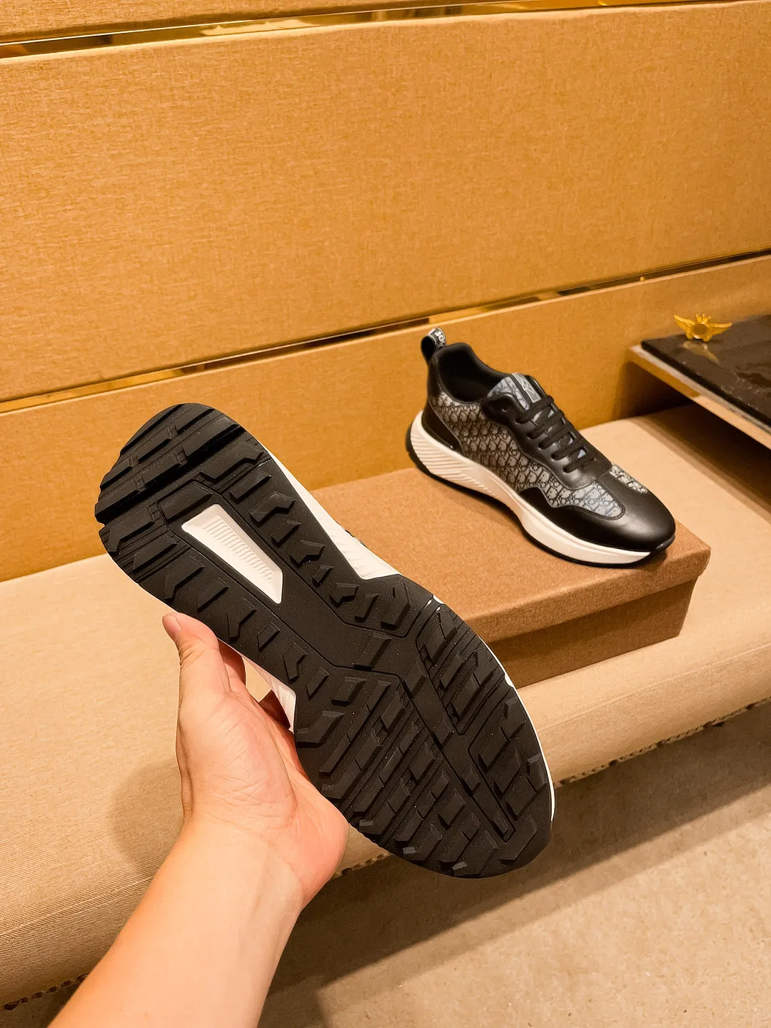 Men's shoes💰 460💰🔥[Dior]🔥Men's high-end brand of shoes official website 1:1 latest masterpiece: the upper is made of Italian imported first-layer cowhide with a comfortable and breathable lining➕original non-slip and wear-resistant outsole🔥, making walking more convenient and comfortable! An exclusive new model, a stunning work, a beautiful 1:1 replica [color] compared to the official quality! Create a fashionable personality to set off your uniqueness! A must-have for trendy men! Classic🔥Size: 38-44 Color: 🔥 2⃣️colors available🔥